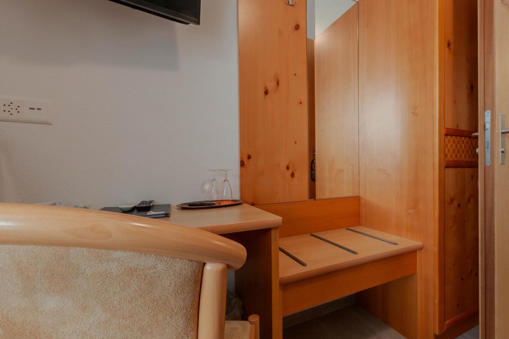Ristorante Pensione Chalet Stazione Poschiavo Eksteriør billede