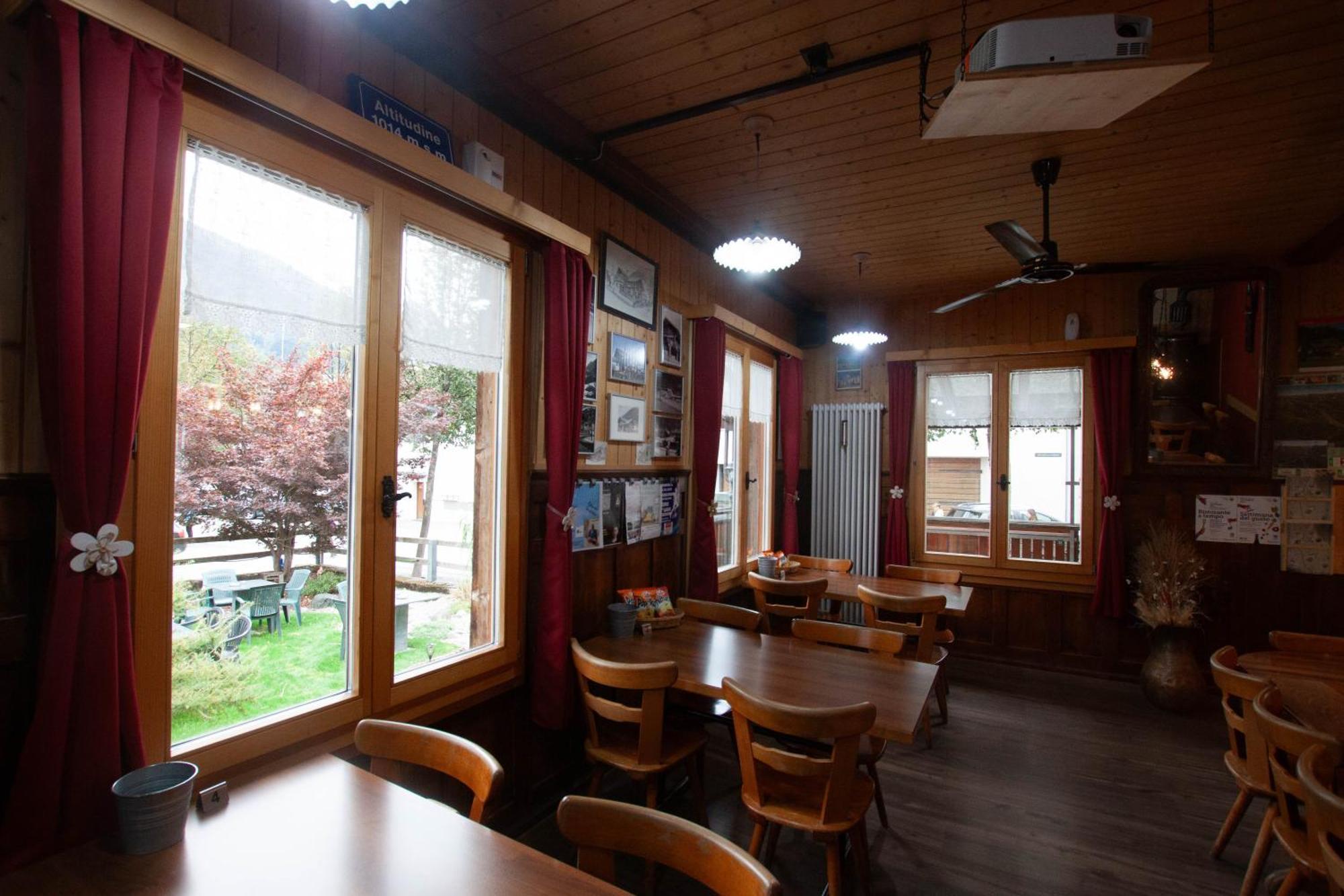 Ristorante Pensione Chalet Stazione Poschiavo Eksteriør billede